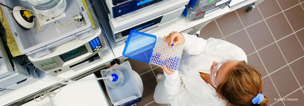 femme scientifique avec des échantillons à analyser