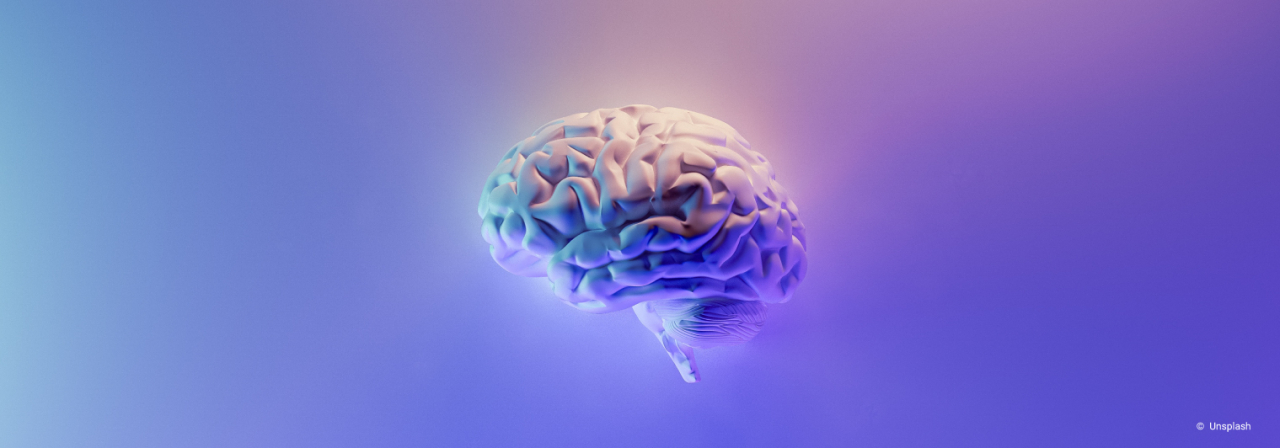 Cerveau représentation du cerveau sur un fond violet et bleu
